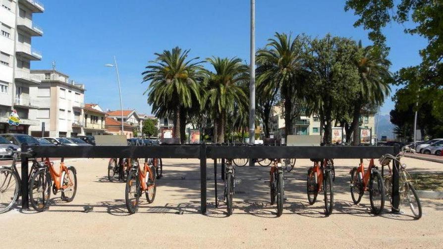 Stazione, le rastrelliere si spostano nella piazza