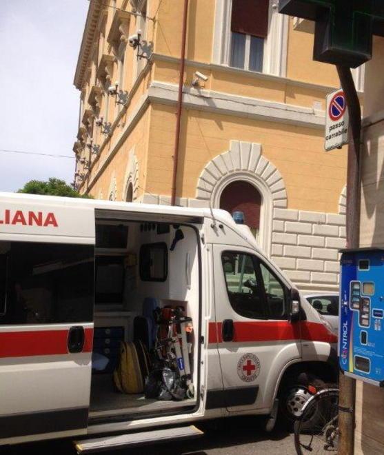 Inciampa sugli scatoloni Dottoressa finisce in ospedale