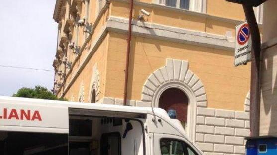 Inciampa sugli scatoloni Dottoressa finisce in ospedale