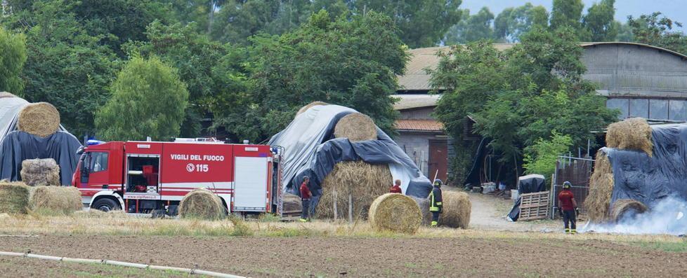 Le fiamme distruggono 100 balle di fieno