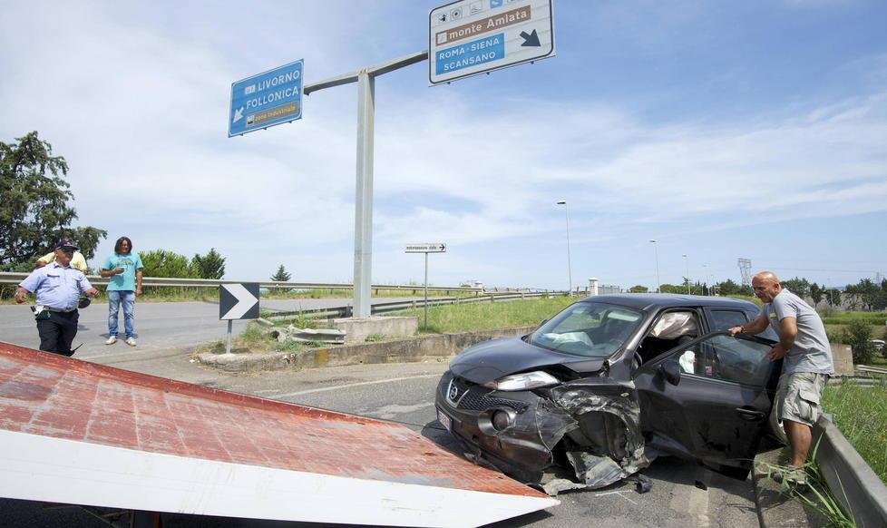 Scontro sul cavalcavia viabilità in tilt per ore