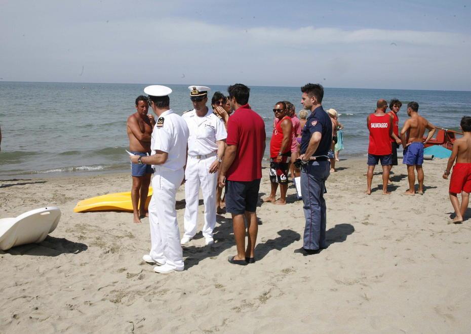 Stroncato da un malore mentre è in riva al mare