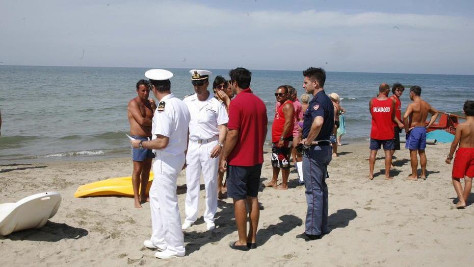 Stroncato da un malore mentre è in riva al mare
