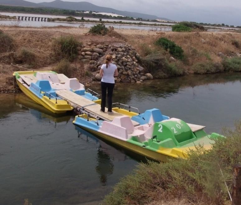 Manca il ponte, usano i pattini 