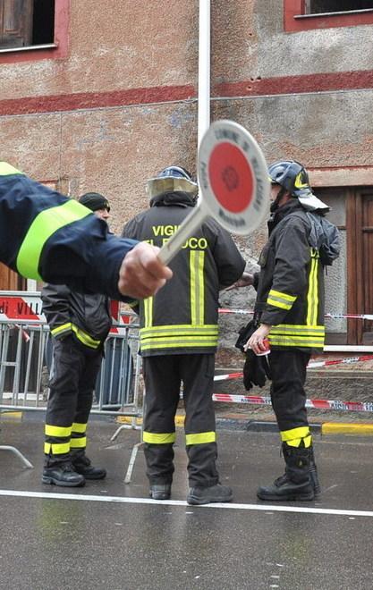 Donna ferita da un pezzo di comignolo 