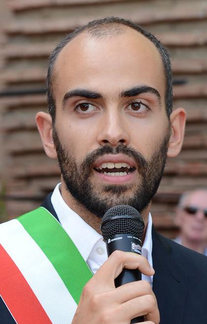 Sforbiciata allo stipendio per sostenere la scuola