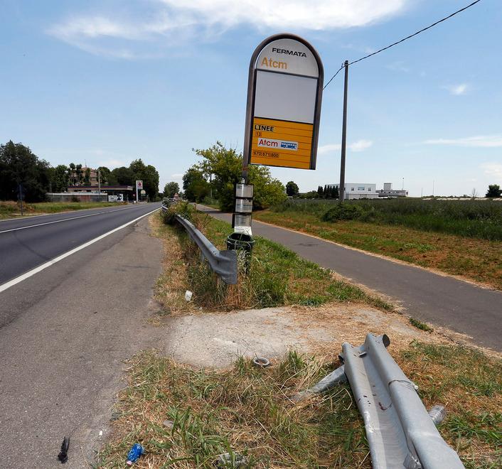 Investita mentre aspetta l’autobus 