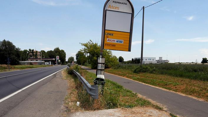 Investita mentre aspetta l’autobus
