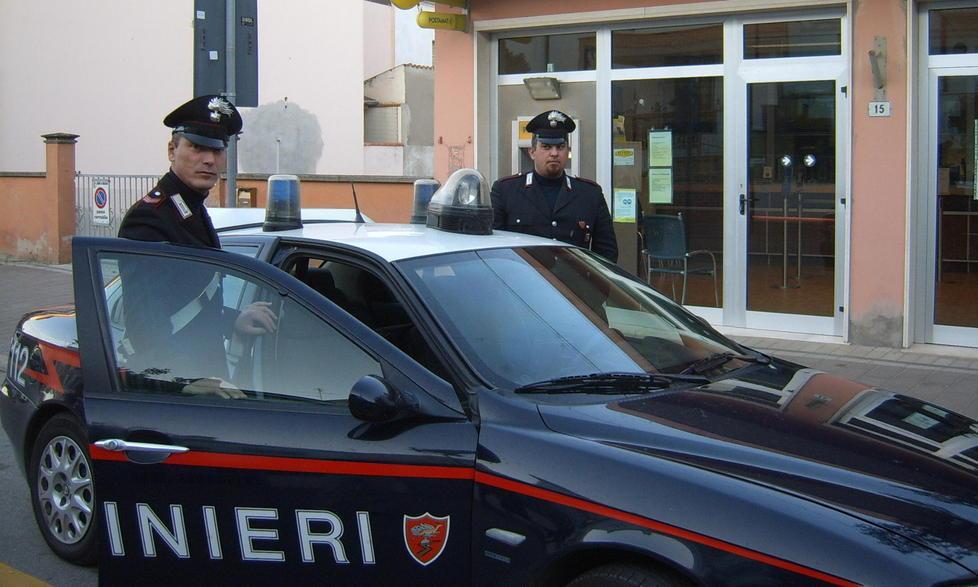 Coppia sorpresa a rubare vestiti 