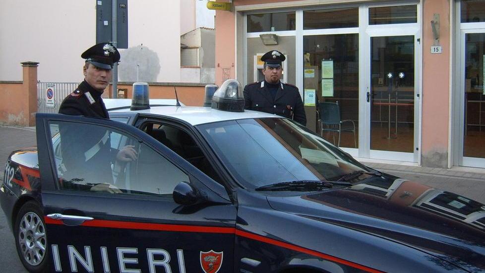 Coppia sorpresa a rubare vestiti