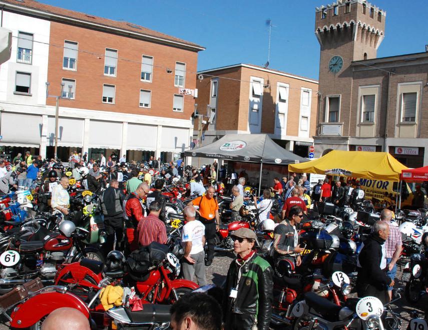 Le moto della Milano-Taranto conquistano Argenta 