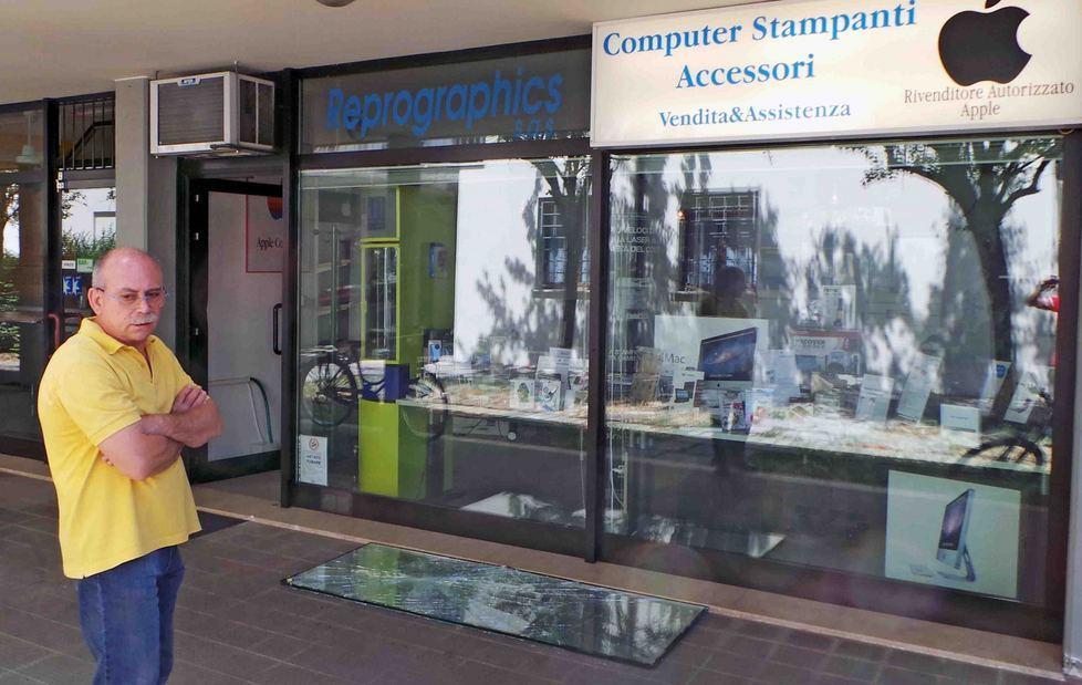 Sfondano la vetrata col cemento 
