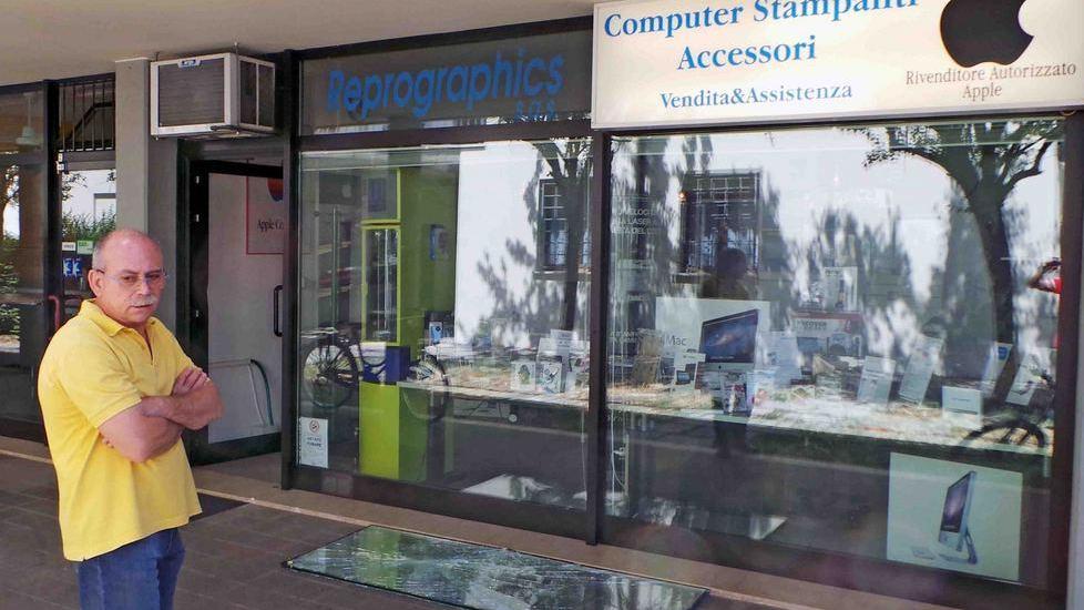 Sfondano la vetrata col cemento