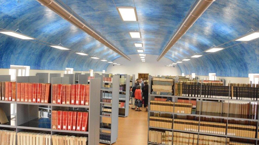 Sette chilometri di libri immersi nella storia: la nuova biblioteca