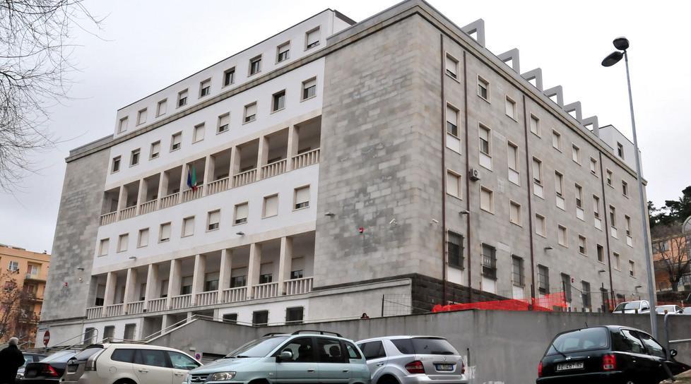 Prendeva l’oro agli amici e lo dava alla madre 