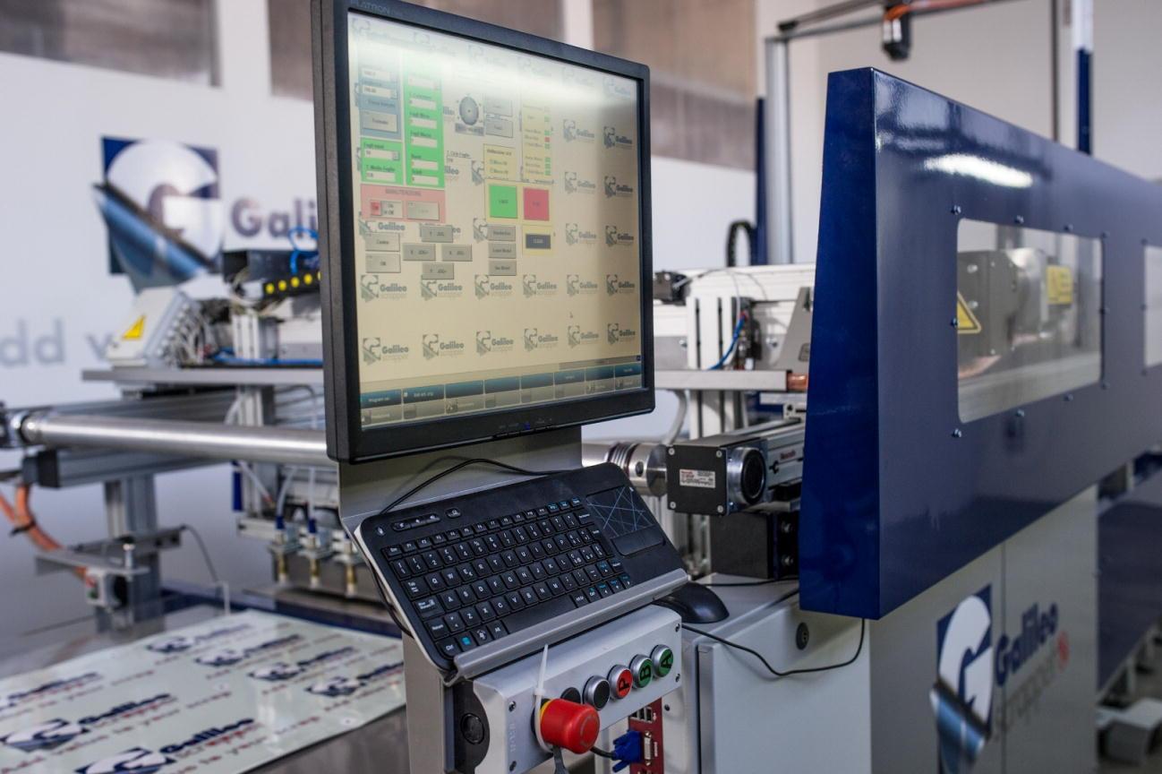 Il primo robot al mondo che automatizza l’unica fase manuale nella stampa serigrafica 