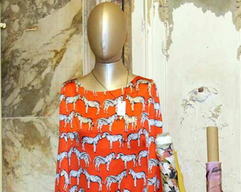 Un vestito di seta vintage conquista Carrara 