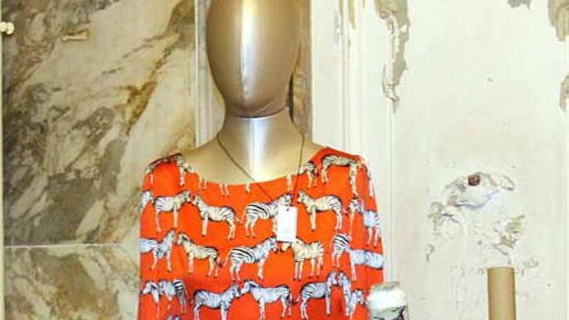 Un vestito di seta vintage conquista Carrara
