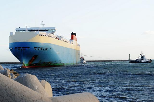 Nave si incaglia all’imboccatura del porto ritardato l'ingresso dei traghetti 