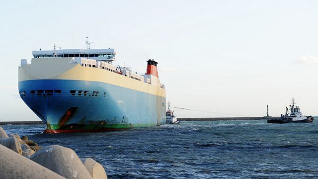 Nave si incaglia all’imboccatura del porto ritardato l'ingresso dei traghetti