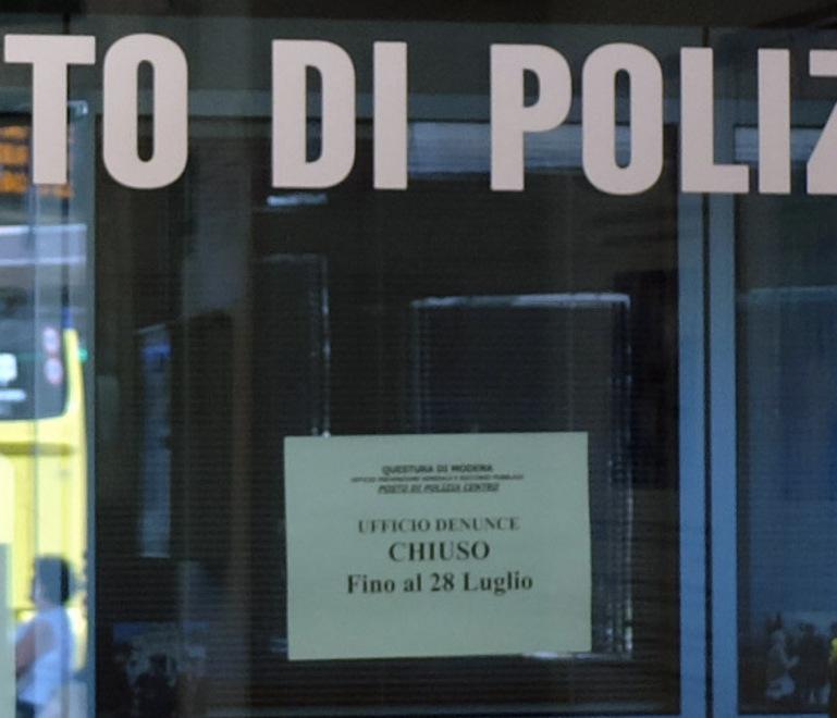 Un posto di polizia chiuso per ferie 
