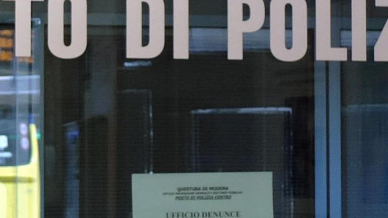 Un posto di polizia chiuso per ferie