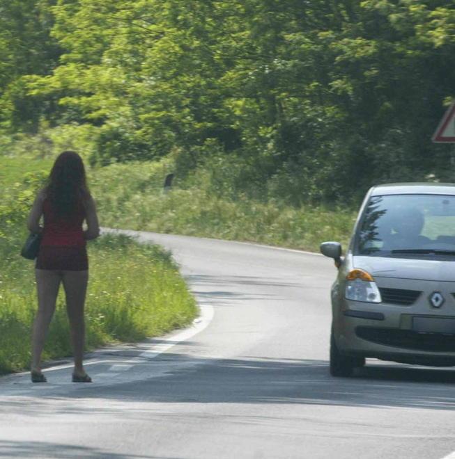 Picchia e tenta di violentare una prostituta: in carcere 