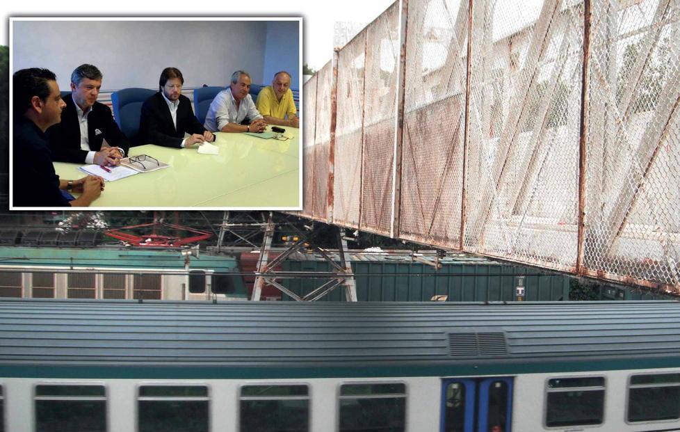 Giù la passerella e binari dentro la fabbrica 