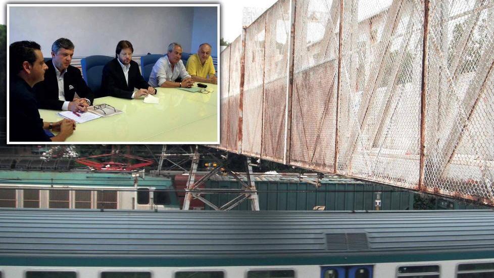 Giù la passerella e binari dentro la fabbrica