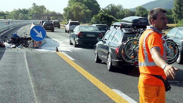 Auto ribaltata sulla A12, ferito fosdinovese