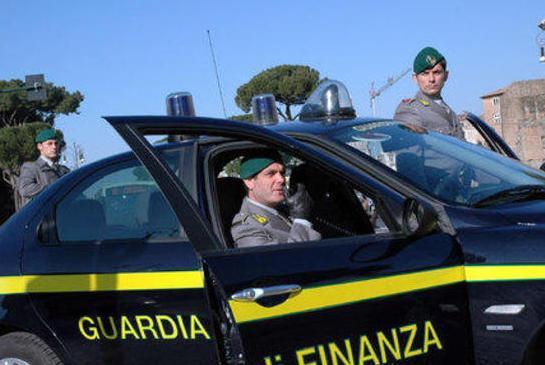Sequestrati 5.000 capi di abbigliamento