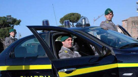 Sequestrati 5.000 capi di abbigliamento