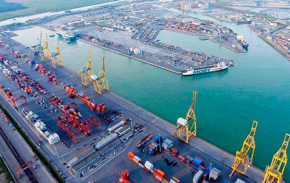 Grave infortunio sul lavoro al porto 