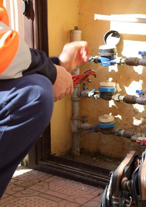 Da giorni dai rubinetti sgorga acqua marrone 