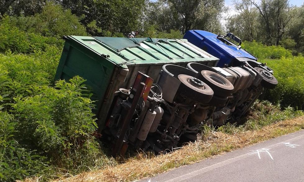 Camion esce di strada: Cardinala chiusa per due ore 