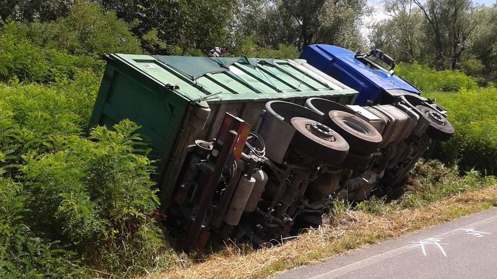 Camion esce di strada: Cardinala chiusa per due ore