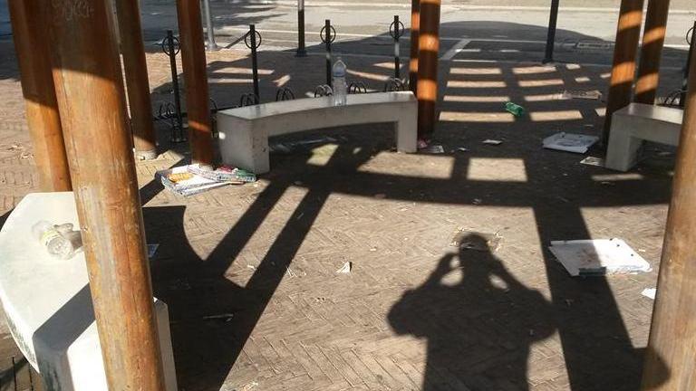 La piazza usata come discarica L’ira del sindaco