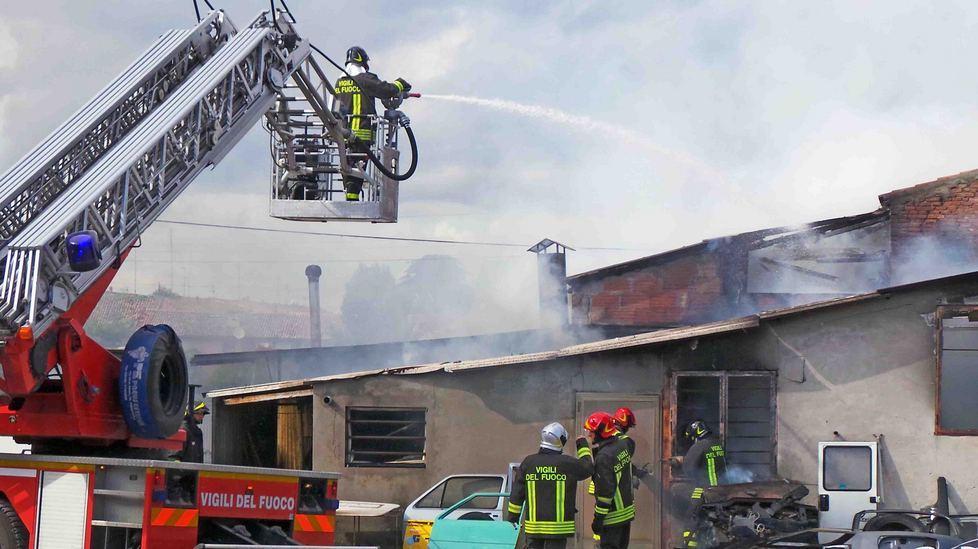 Esplode la carrozzeria, paura in città 