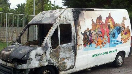 Atto vandalico a Sassari, incendiato il «Ludobus» della Uisp 