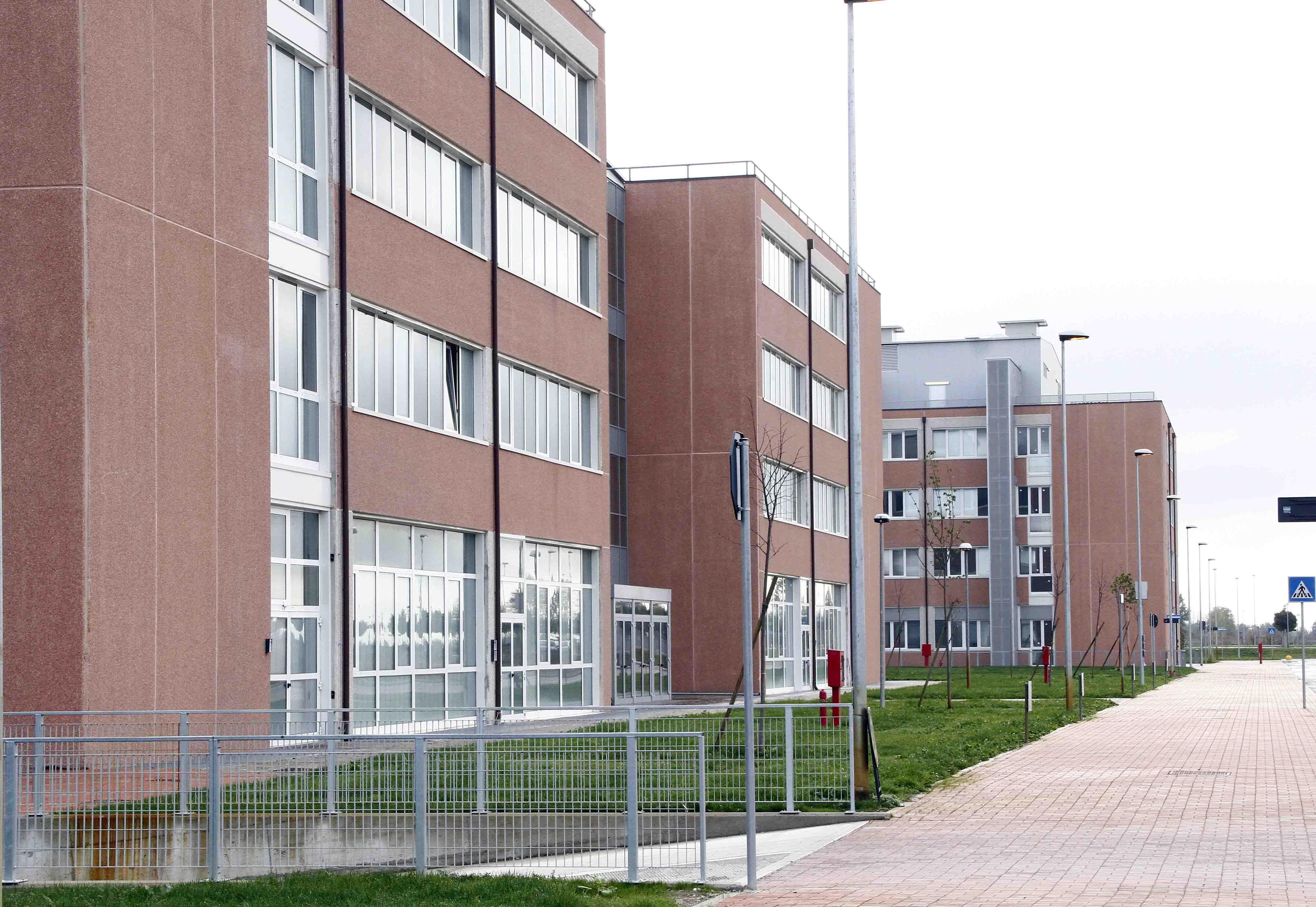 l'esterno dell'ospedale di cona