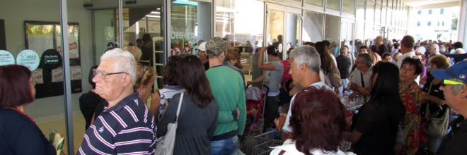 Folla all’inaugurazione dei negozi di Porta a Mare 
