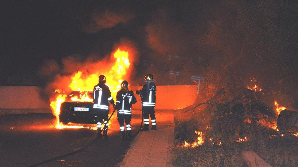 Raid incendiari nel Nuorese e nell’Oristanese: distrutte cinque auto 