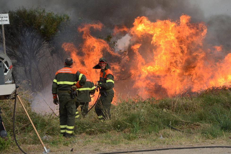 Incendio a un passo dalle concessionarie d’auto: pericolo a Elmas 