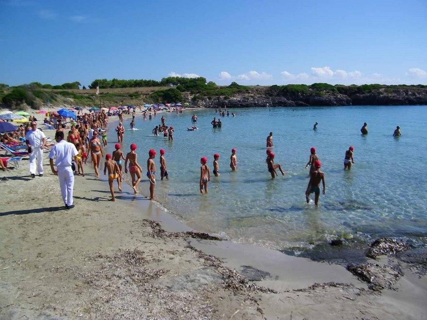 Stava per annegare sotto gli occhi della figlia: guardia giurata si tuffa e lo salva 