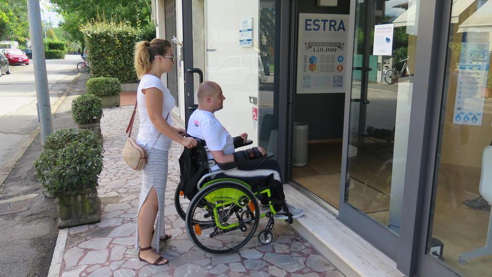 Estra, una rampa per l’accesso ai disabili