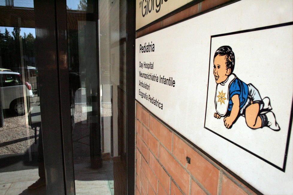 Bambino di 3 anni cade dalla finestra 