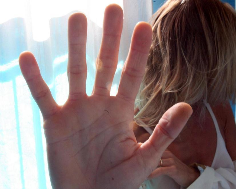 Trascina per i capelli la moglie sull’asfalto 