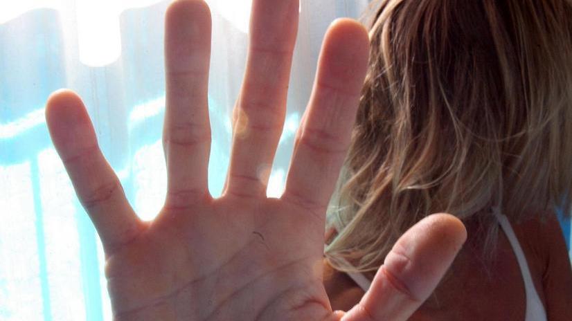 Trascina per i capelli la moglie sull’asfalto