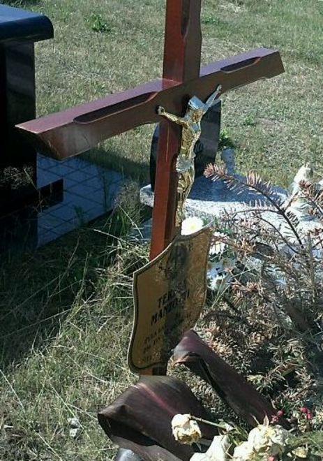 Sulla tomba di Teresa il cognome da sposata - IL REPORTAGE