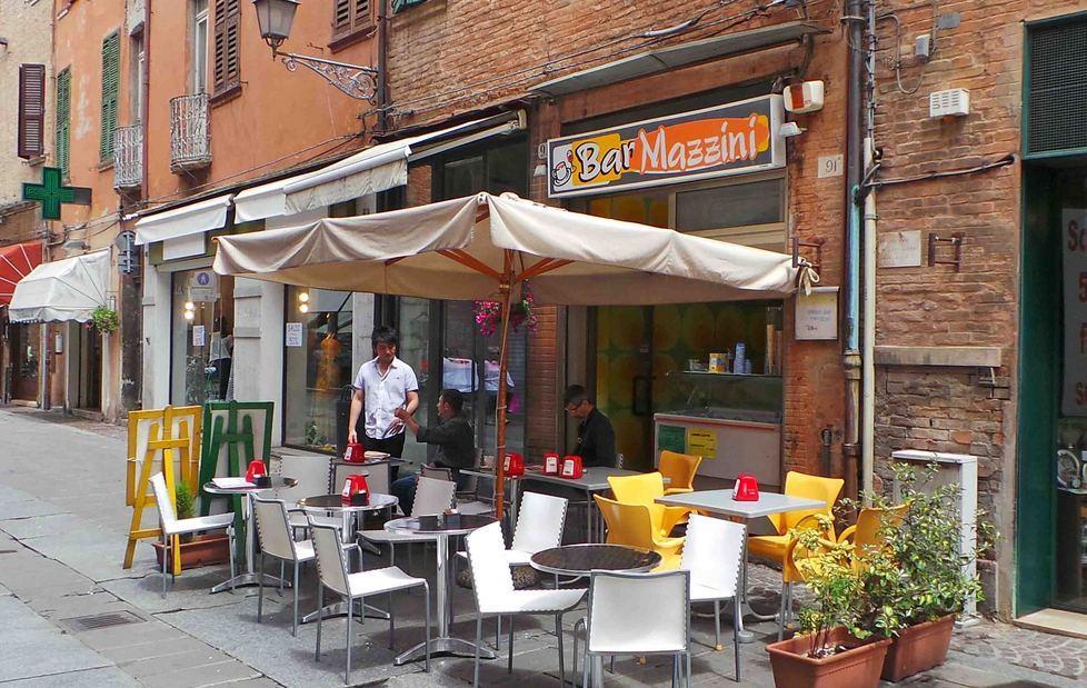 Rubano i soldi delle “slot” Razzia al bar Mazzini 